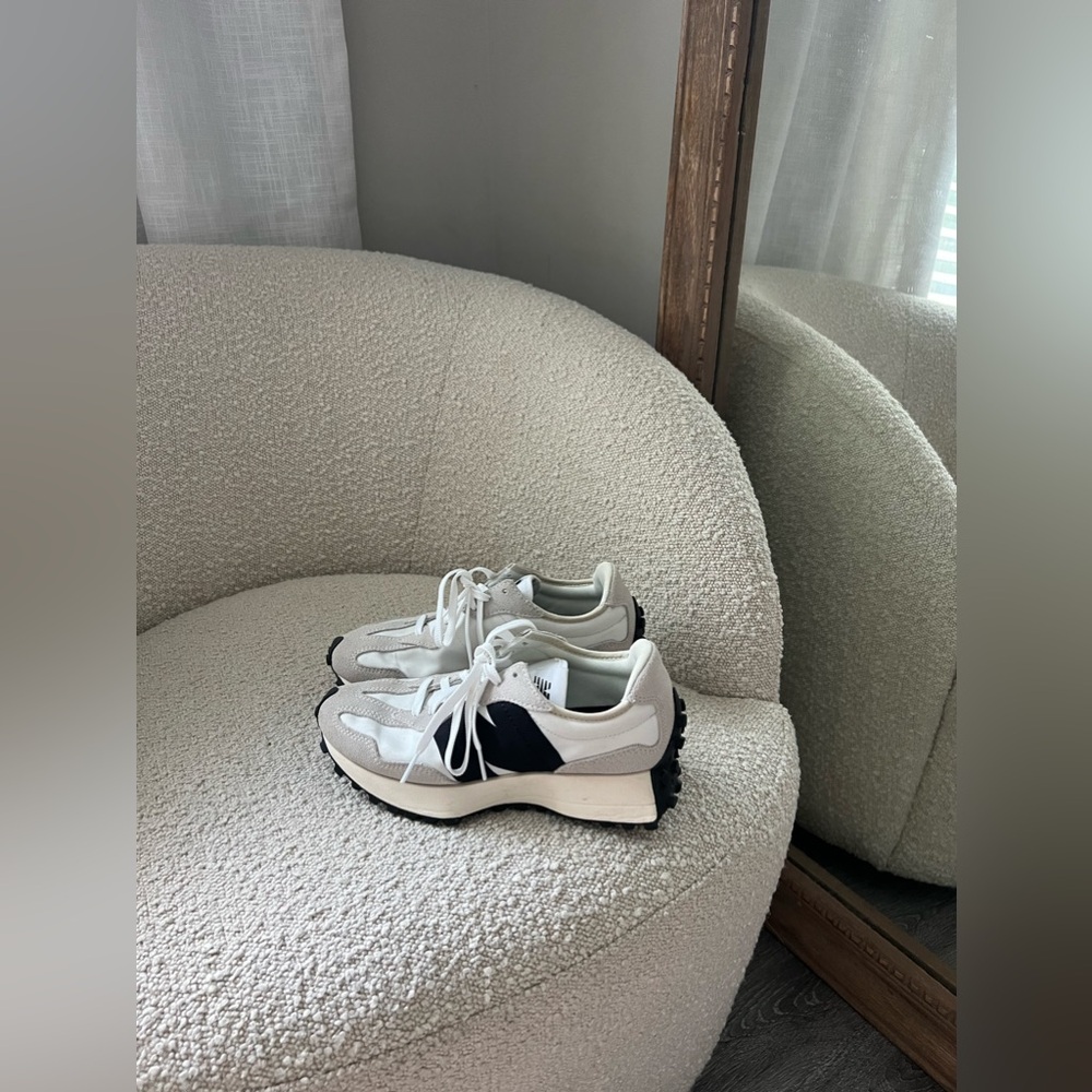 Womens 327 Sea salt with white and black 6.5 classic worn few times
